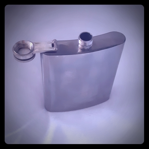 7oz Wink flask| 10/10 - Picture 2 of 5